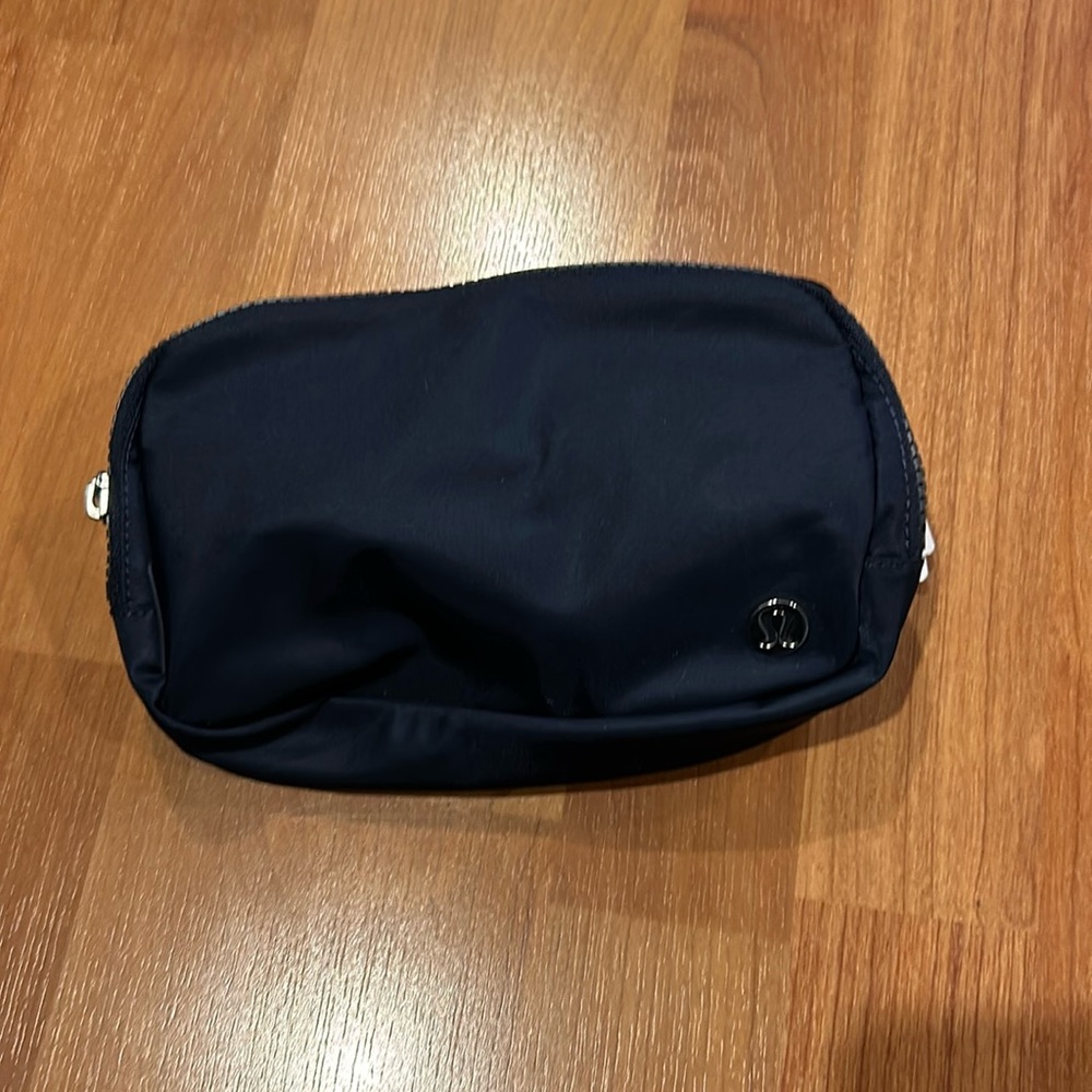 Lululemon Everywhere Belt Bag Navy
